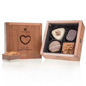 Elegance Mini Love Valentine Chocolates Chocolates in a wooden box Chocolissimo > Pralines Chocolissimo