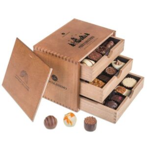 Merry Grande Chocolates A wooden box with chocolates Chocolissimo > Chocolate gifts Chocolissimo