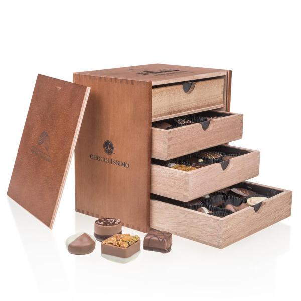 Merry Massimo - Without alcohol - Chocolates Chocolates in a wooden box Chocolissimo > Chocolate gifts Chocolissimo